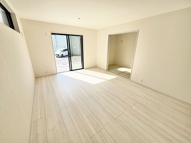 穏やかな光がお部屋を満たし、心地よい広がりを感じさせます