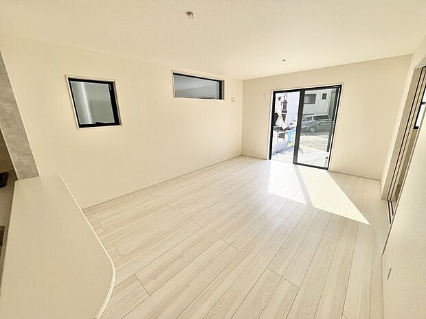 広がる空間に、心地よい光が満ちる住まい
