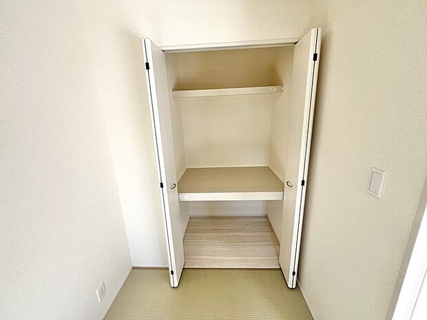 和室にはしっかり押し入れ。お布団もしっかりしまえます。