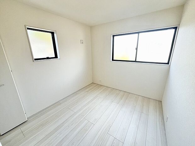 今からここを誰のお部屋にしようか、そんな洋室。