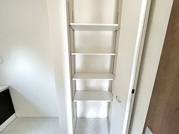 隙間をうまく使ったスリムな収納スペース。