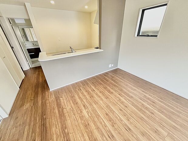 広がりを感じさせる、明るい室内