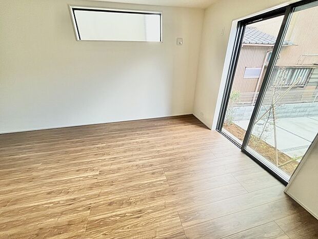 窓の外の緑が、日常に安らぎをもたらす