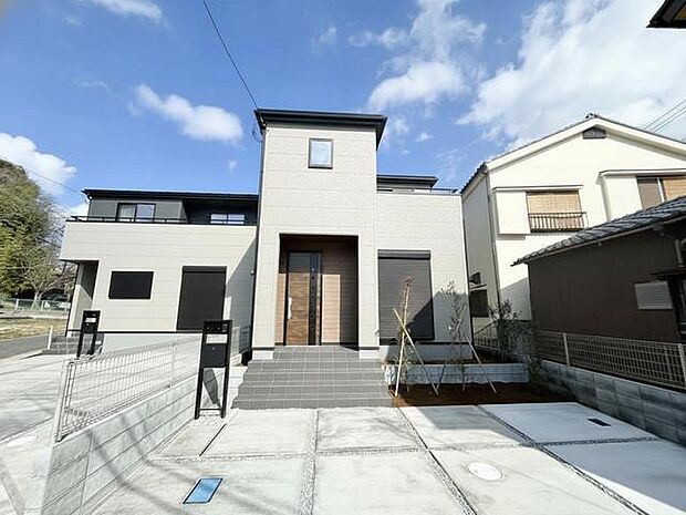 出し入れしやすい並列駐車場(2台可)が嬉しい住まい。 車幅や配置を現地でご確認ください。