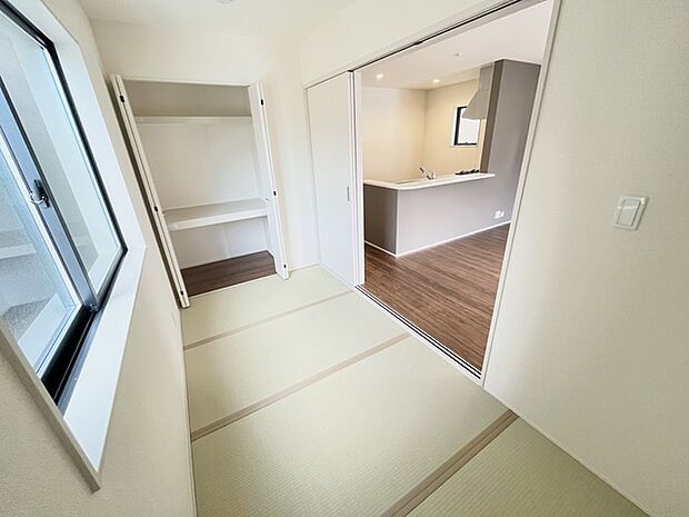 リビングと一体のように使える和室。キッチンからもよく見えます。