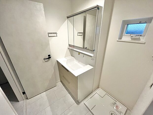 清潔感あふれる洗面空間が、毎日の始まりを穏やかに彩ります。