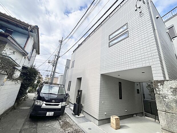 モダンな外壁と、ゆとりのある空間が印象的な住まい。