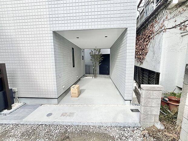 清廉な外壁に囲まれた、静かで落ち着きある空間。