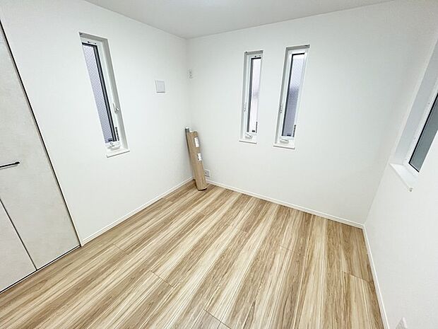 木の風合いと白い壁が調和し、穏やかな空気が流れる空間。