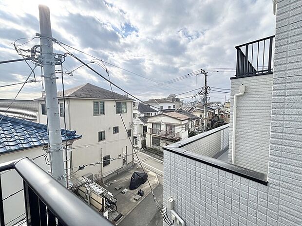 見晴らしの良いバルコニーから広がる、穏やかな街並みの眺め。