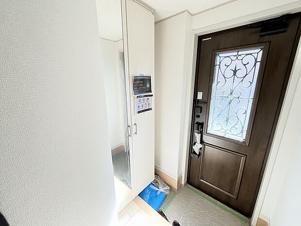 空間に奥行きを感じさせる、落ち着いたエントランス。