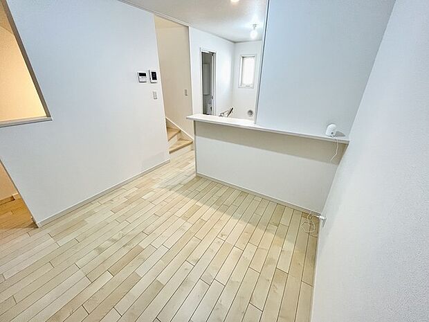 木の温もりと白壁が調和する、心地よい空間