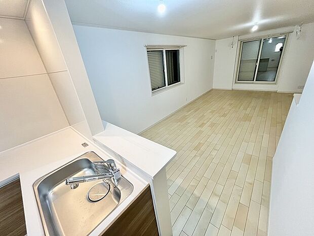 広々とした空間が、穏やかな光と心地よい温かさで満ちています。