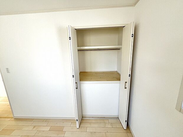 開かれた扉の向こうに広がる、整然とした空間。