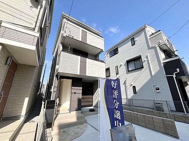 爽やかな青空と、清潔感あふれる外観が調和した住まい