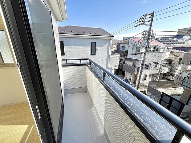 広がる街並みを眺める、開放感あふれるバルコニー空間。