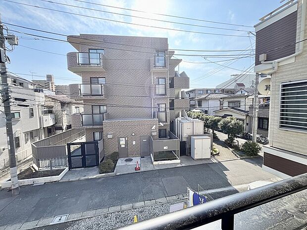 晴れやかな空の下、穏やかな佇まいが広がる街並み。