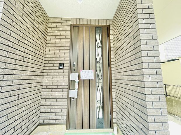 重厚感のあるタイル調の外壁に囲まれた、落ち着いた佇まい。帰宅するたびに安らぎを感じさせてくれます