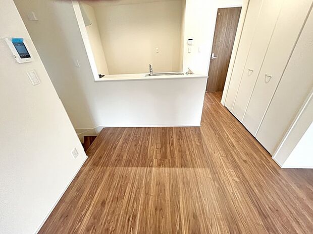 ナチュラルな木目の風合いが心地よく、日々の暮らしに穏やかな調和をもたらしてくれる室内空間です。
