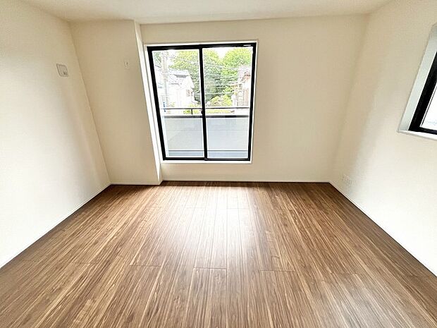 木目の温かみが心地よい、シンプルで落ち着きのある空間が日々の暮らしを穏やかに整えてくれます。
