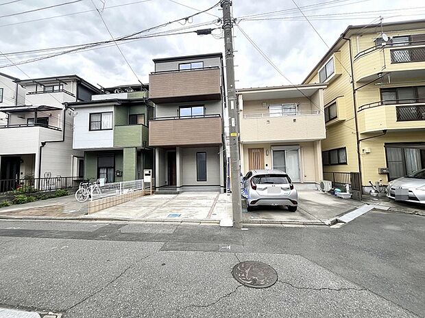周囲の街並みと調和するモダンな外観が、落ち着きのある穏やかな暮らしの風景を演出します。