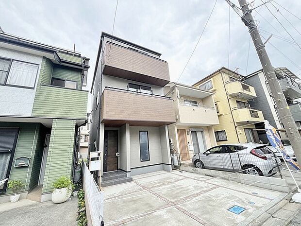 街並みに調和する落ち着いた佇まいと、日常を穏やかに受け止める洗練されたフォルムが印象的な外観です。
