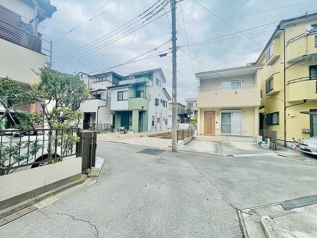 前面道路含む外観