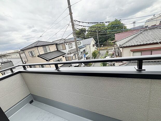 落ち着いた住宅街の風景が広がり、穏やかな時間が流れる開放的な眺望です。