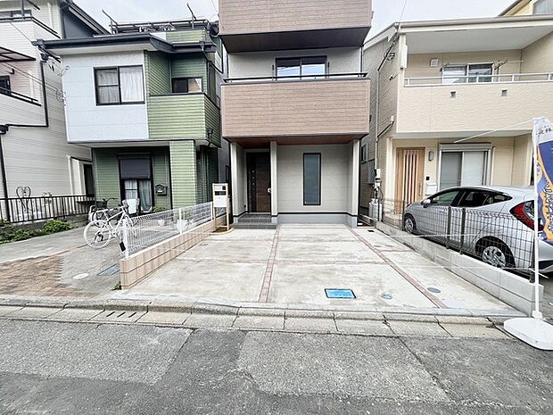 街並みに溶け込む洗練された佇まいが、日々の暮らしに穏やかな落ち着きをもたらしてくれる住まいです。