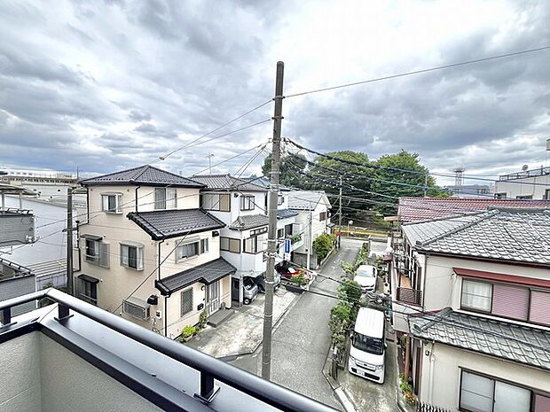 落ち着いた住宅街の風景が広がり、穏やかな日常の気配を感じられる眺望です。