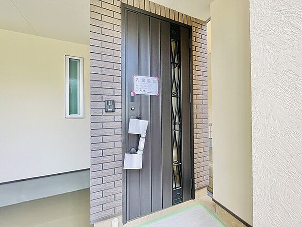 ポーチのついた新築分譲物件。玄関の印象はいかがでしょうか？入口からご覧ください。 
