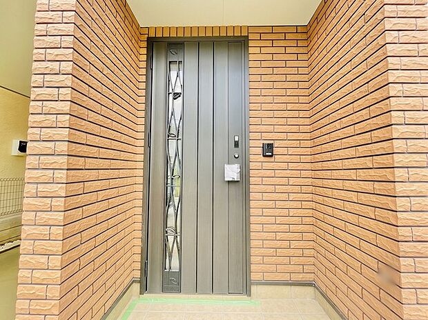 ポーチのついた新築分譲物件。玄関の印象はいかがでしょうか?入口からご覧ください。