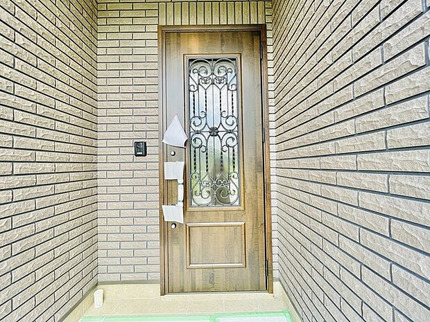 ポーチのついた新築分譲物件。玄関の印象はいかがでしょうか？入口からご覧ください。 