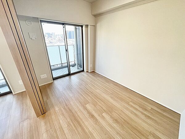木目調の床と壁が調和する、穏やかな空間。