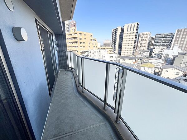 開けた視界と穏やかな空が、日常に安らぎをもたらします。
