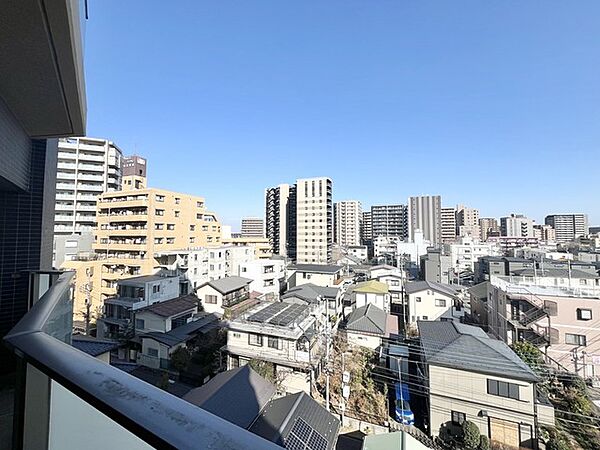 抜けるような青空の下、穏やかな街並みが広がります。