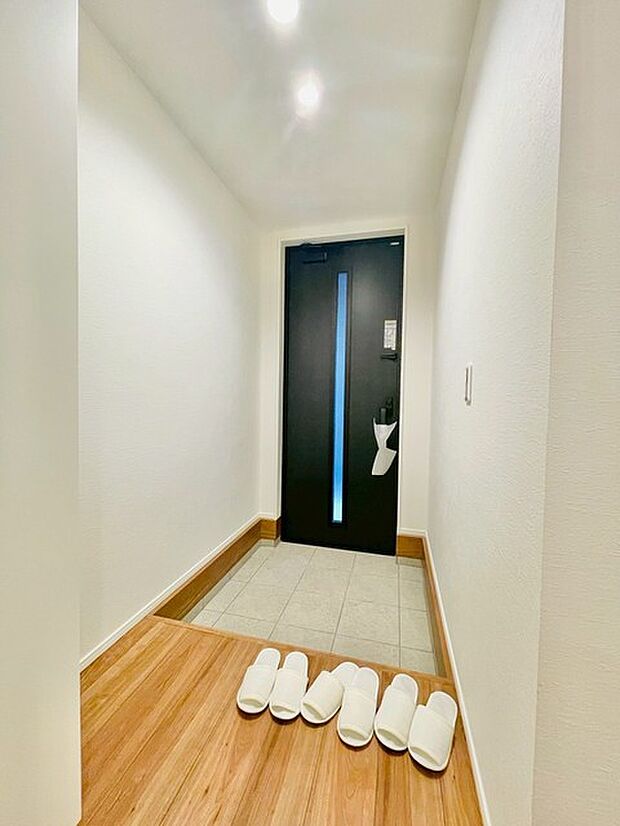 誰も住んだことのない家の玄関スペース。あたらしい木のにおいを感じていただけると思います。