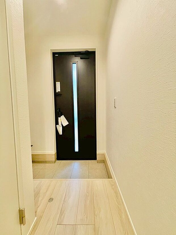 誰も住んだことのない家の玄関スペース。あたらしい木のにおいを感じていただけると思います。 