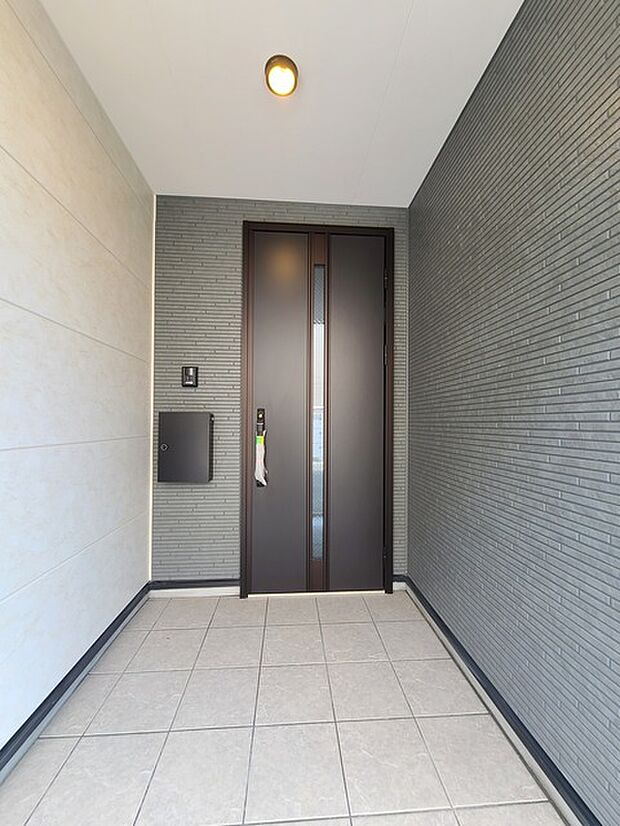 ポーチのついた新築分譲物件。玄関の印象はいかがでしょうか?入口からご覧ください。