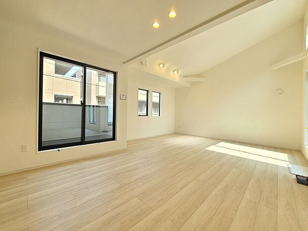 開放感と採光にこだわった広々LDK。