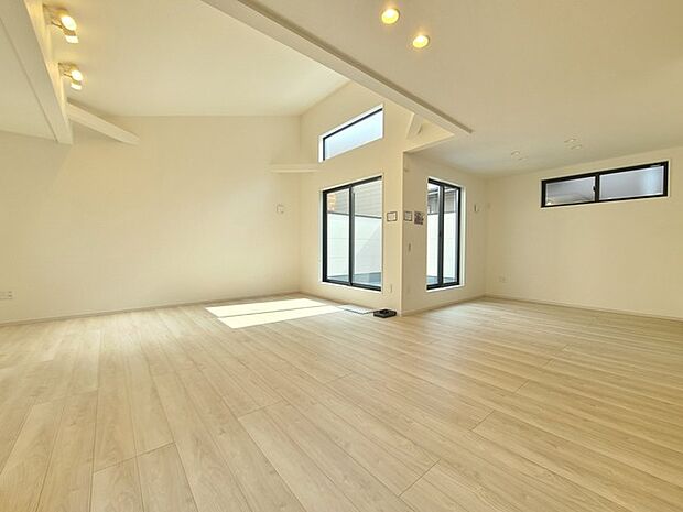 解放感あふれる2階リビングは、自然に光と風に恵まれます。