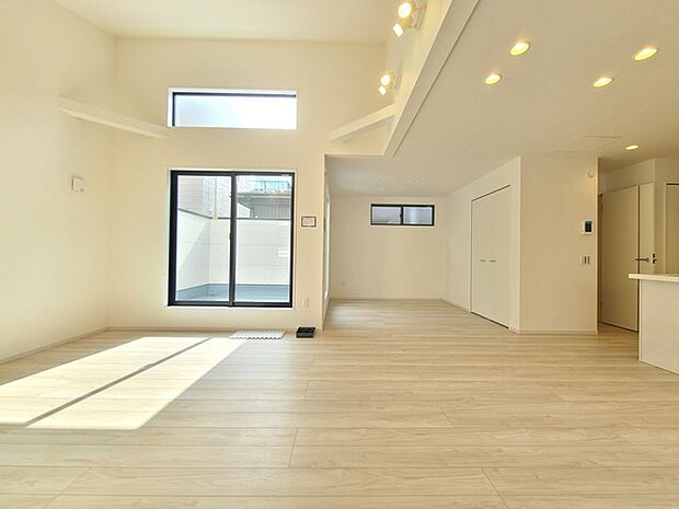 ナチュラルウッドの色合いが、室内にあたたかな雰囲気を運びます。