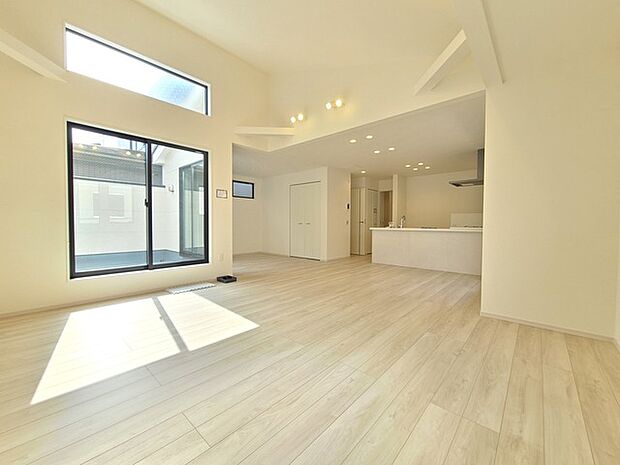 開放的なこの空間がお客様をお出迎えします。