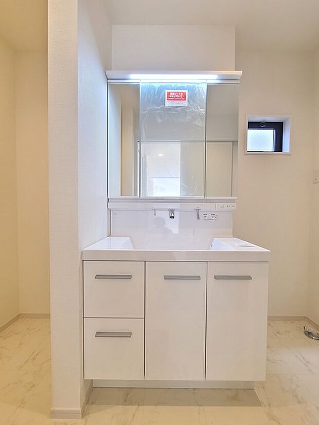 お出かけ前の身だしなみに一歩差がつく三面鏡。