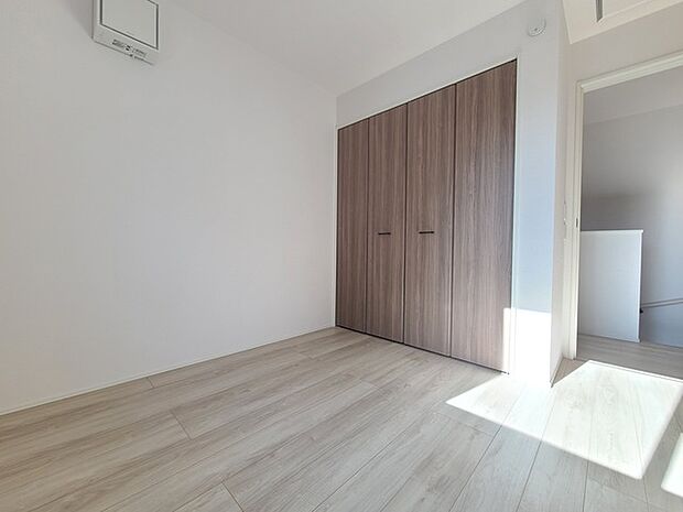 今からここを誰のお部屋にしようか、そんな洋室です。 