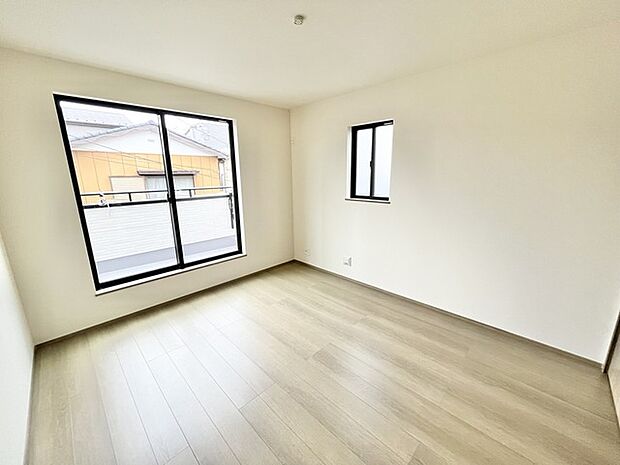 ナチュラルウッドの色合いが、室内にあたたかな雰囲気を運びます。