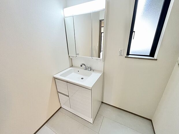 お出かけ前の身だしなみに一歩差がつく三面鏡。