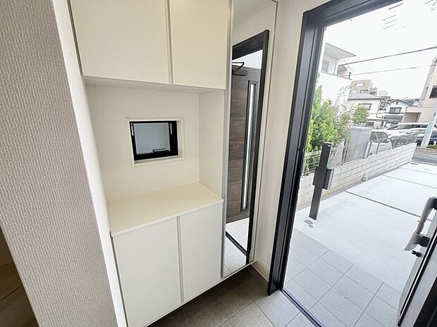 玄関をスッキリ整理。いつも気持ち良く使える玄関収納ボックス付き。