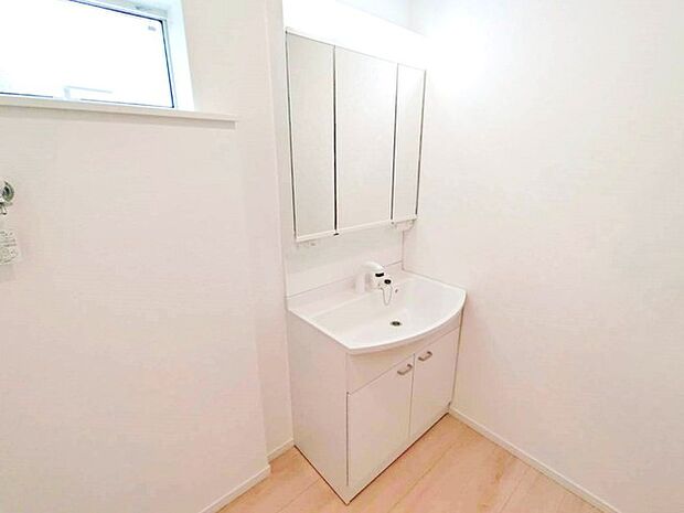 お出かけ前の身だしなみに一歩差がつく三面鏡。