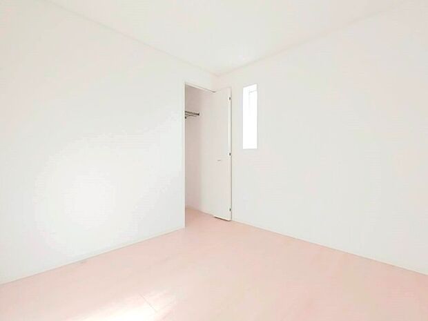 ナチュラルウッドの色合いが、室内にあたたかな雰囲気を運びます。